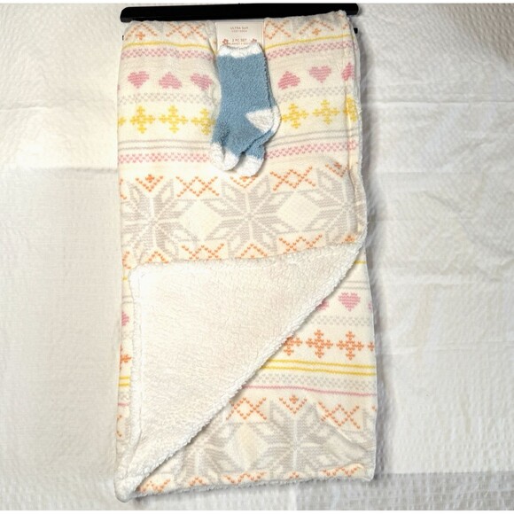 NWT Soft Sherpa Kids Blanket Gift Set 50 X 60" with Socks.  Snowflake and Hearts - Picture 1 of 5